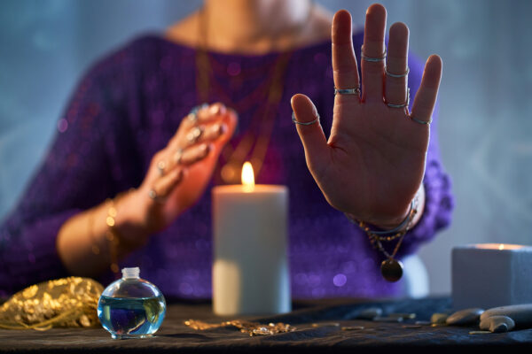 Fortune,Teller,Woman,Using,Burning,Candle,Flame,For,Spell,,Witchcraft, Escudo protector